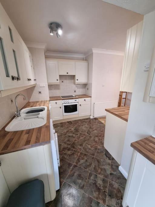 Charming Coastal Bungalow Cayton Eksteriør bilde
