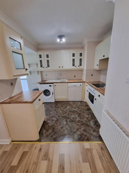 Charming Coastal Bungalow Cayton Eksteriør bilde